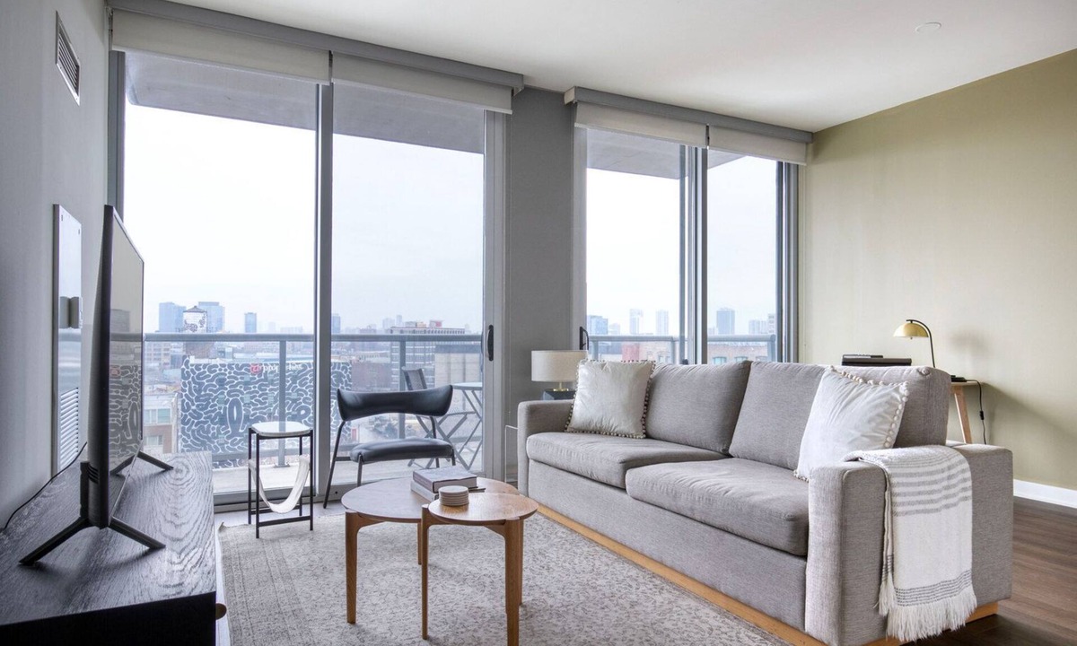 West Town Apartment | Classic River West 1BR w/Roofdeck & W/D, nr Blue Line, by Blueground
