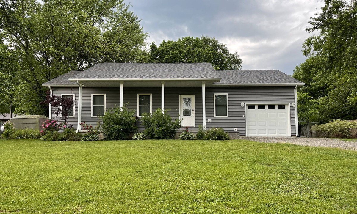 Murphysboro House | *Close to wine trails* Gray House Getaway!