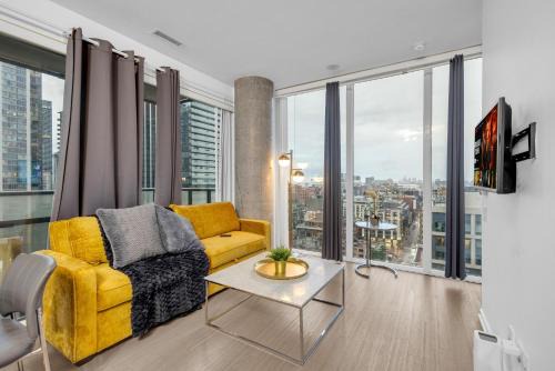 Downtown Toronto Apartment | CN Tower 2BR Downtown Suite - Sleeps 6