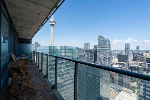 Downtown Toronto House | CN Tower View Condo - Balcony WiFi & Workspace