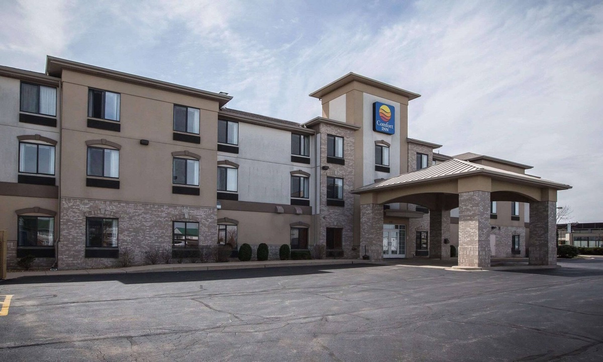 Village of Lakewood Hotel | Comfort Inn Crystal Lake - Algonquin