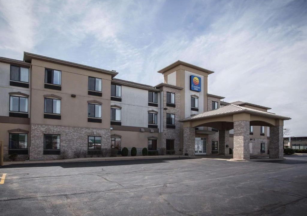 Village of Lakewood Hotel | Comfort Inn Crystal Lake - Algonquin