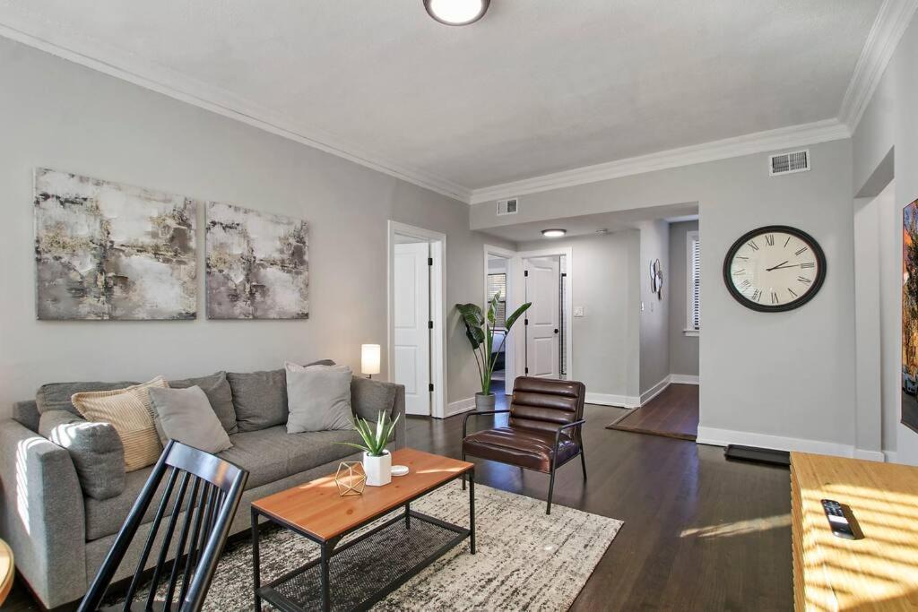 East Albany Park Apartment | Comfortable 2BR Chicago Apt - Sunnyside 2F