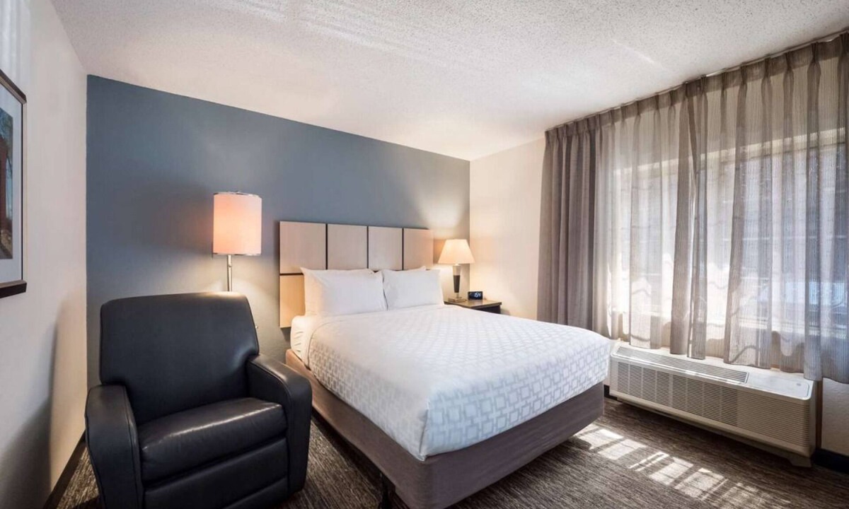 Warrenville Resort | Conveniently To Excellent Transportation! Studio Queen with Full Kitchen!