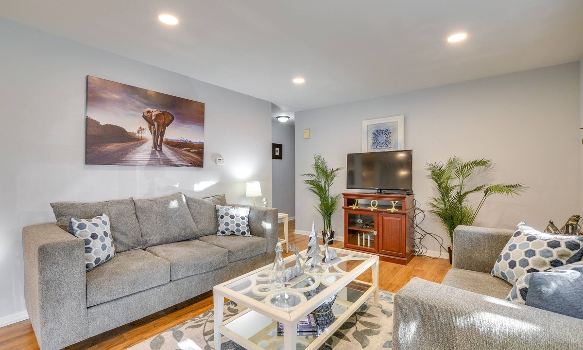 Country Club Hills House | Country Club Hills Home: Walk to Rec Center!