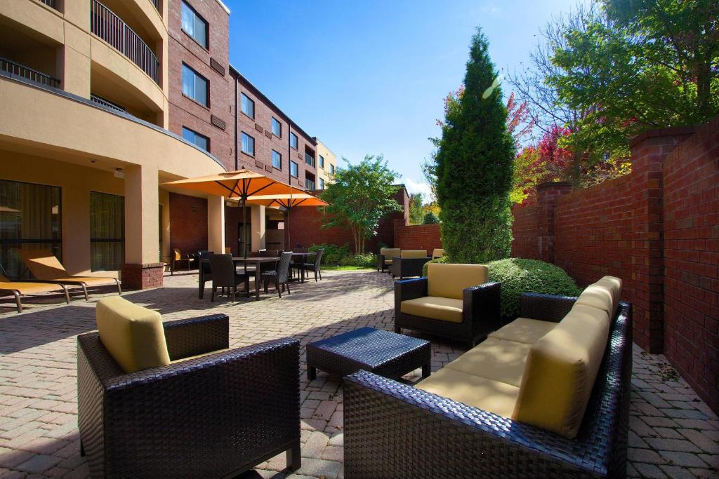 Farmview - Ramble Hotel | Courtyard Blacksburg