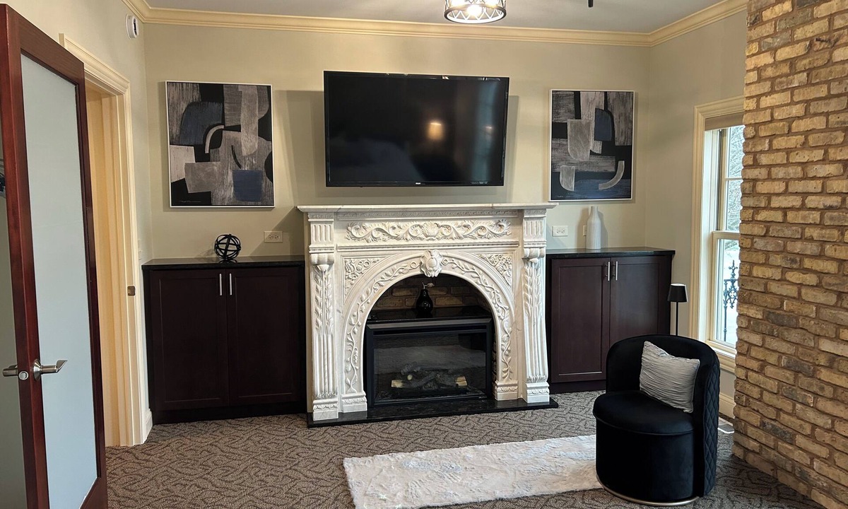 East Dundee Apartment | Cozy 2-bedroom apartment situated in the heart of quaint East Dundee