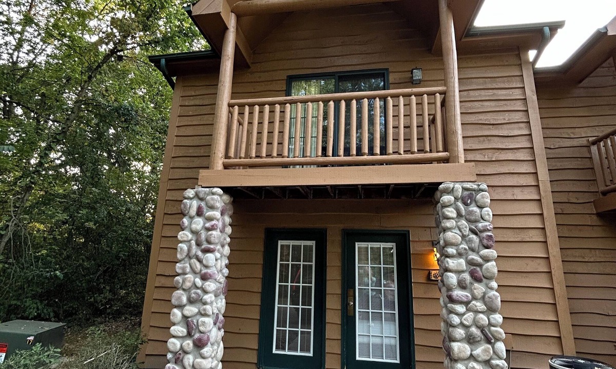 Oglesby Cabin | Cozy 2-bedroom cabin steps away from starved rock state park