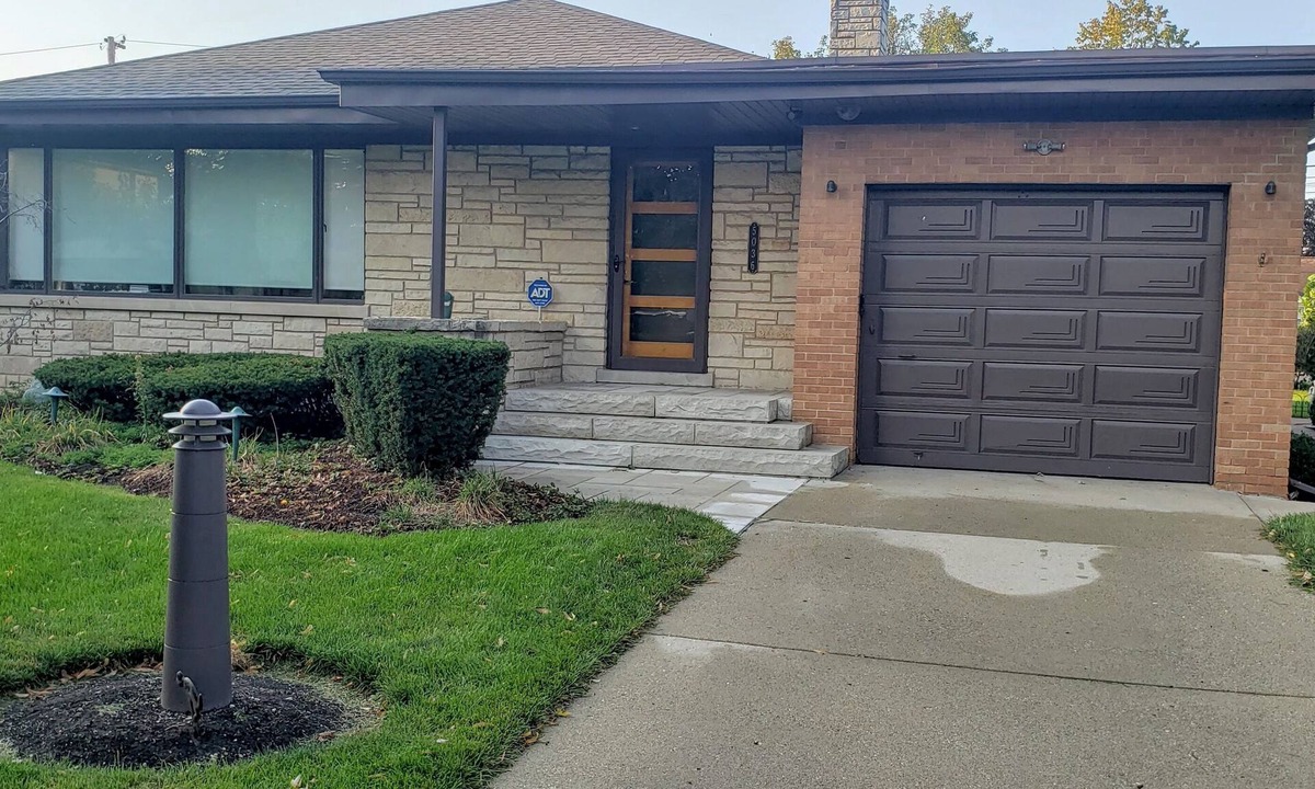 Skokie House | Cozy 2 bedroom house/w garage in Skokie