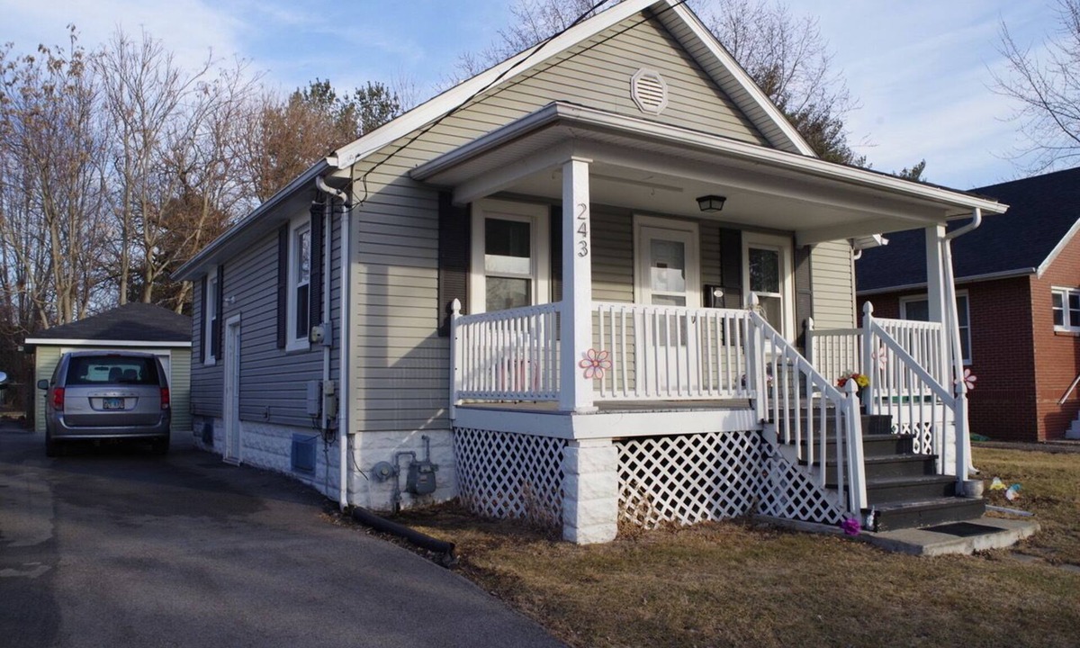 Galesburg House | Cozy, 2 bedroom, Pet-Friendly Home Near Knox College!