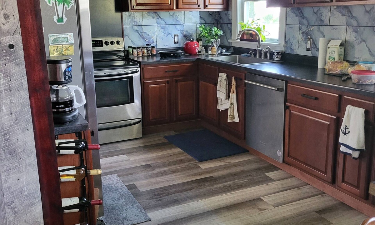 Lena House | Cozy 3 bedroom house off the Historical Stage Couch Trail in Lena Ill