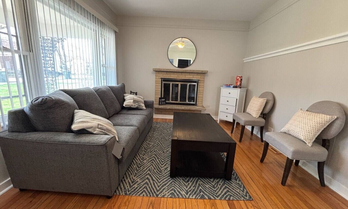 Libertyville House | Cozy 3 bedroom in DT Libertyville Near Naval Base!