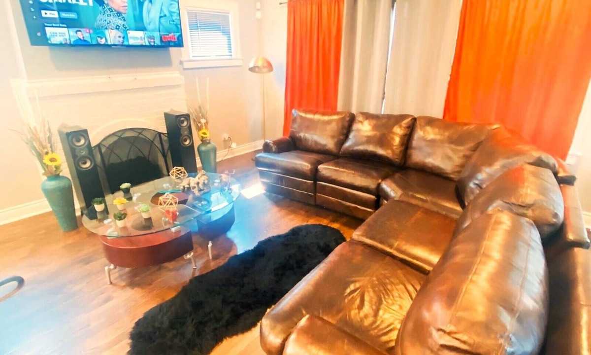 Roseland House | Cozy 4/5BR haven near 95th station. Ideal for friends, family, biz & more!
