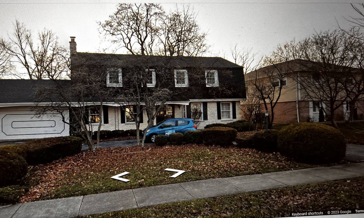 Flossmoor House | Cozy 4 Bedroom House surrounded by Country Clubs & Golf Courses.