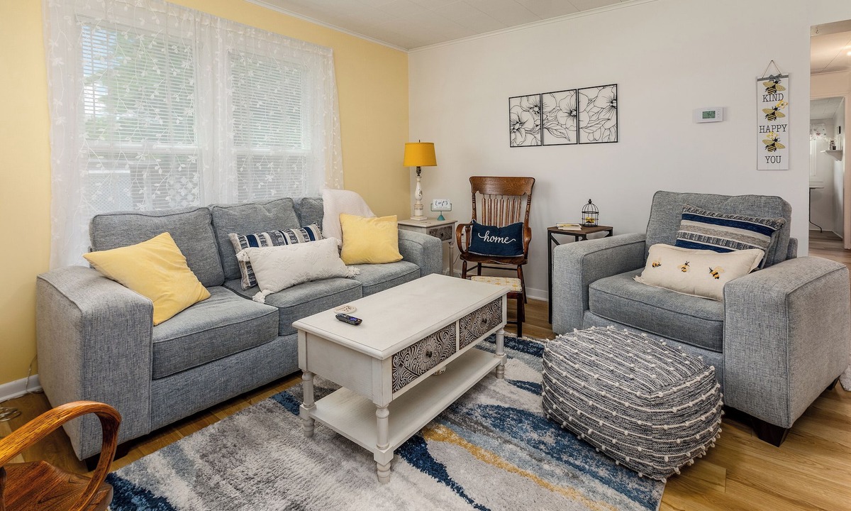 Mount Vernon House | Cozy Bee Hive Cheerful Stay Near Town