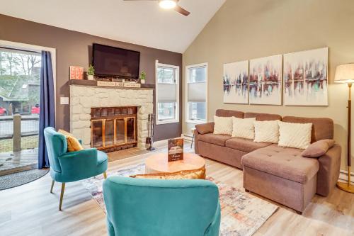 White Haven House | Cozy Cabin w/Deck < 1 Mi to Jack Frost Resort!