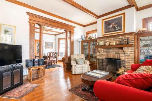 York House | Cozy Cape Cod Bungalow King Queen WD Full Kitchen Wifi Desk