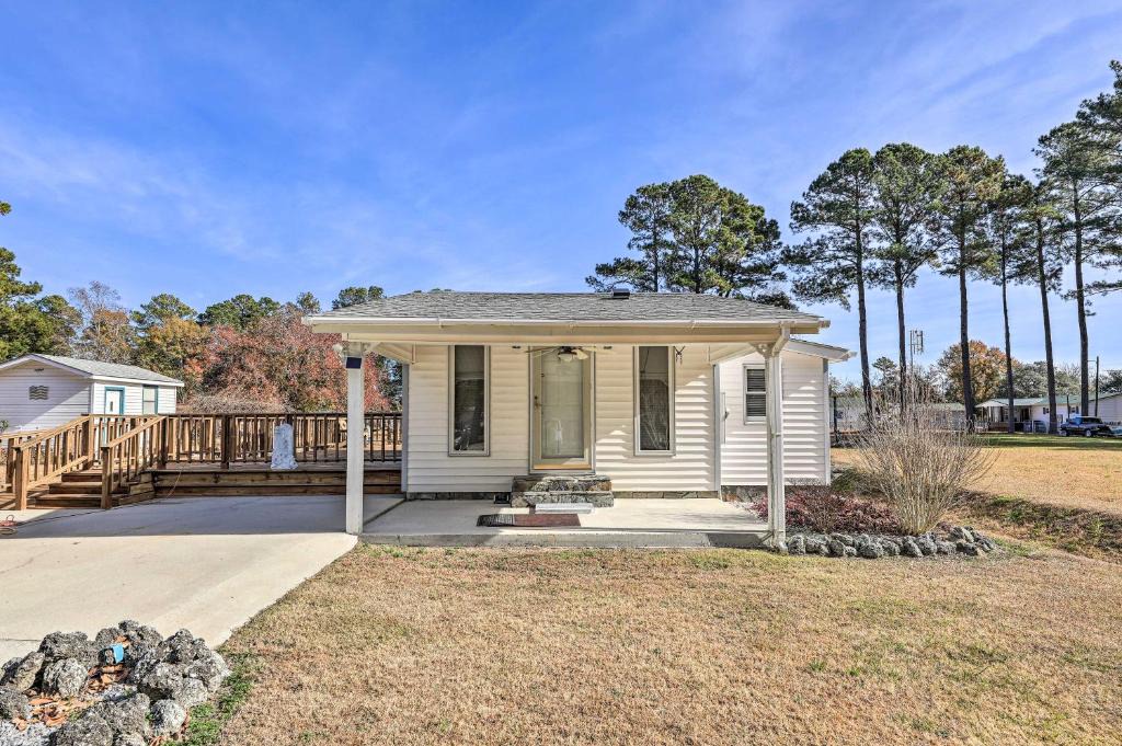 Oriental House | 'Cozy Cottage' w/Shared Dock on Dawson Creek