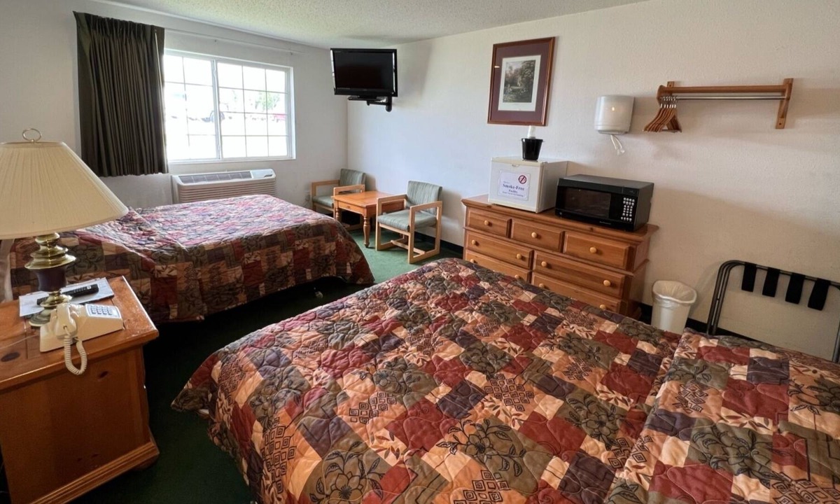 Renault Bed & Breakfast | Cozy Double Queen Economy Room with Free Breakfast