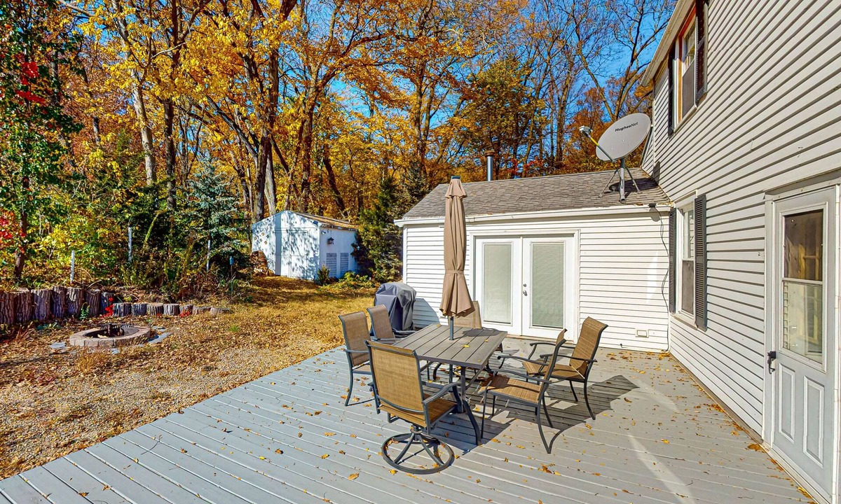Holcomb House | Cozy home close to lake with patio, porch, W/D, AC, & games