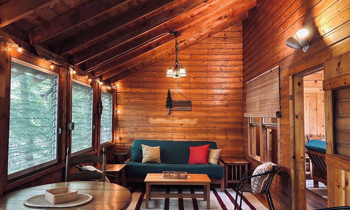 Mount Vernon Cabin | Cozy Lakefront Cabin on Echo Lake, Mount Vernon. Dock, fire pit, Pet-Friendly!