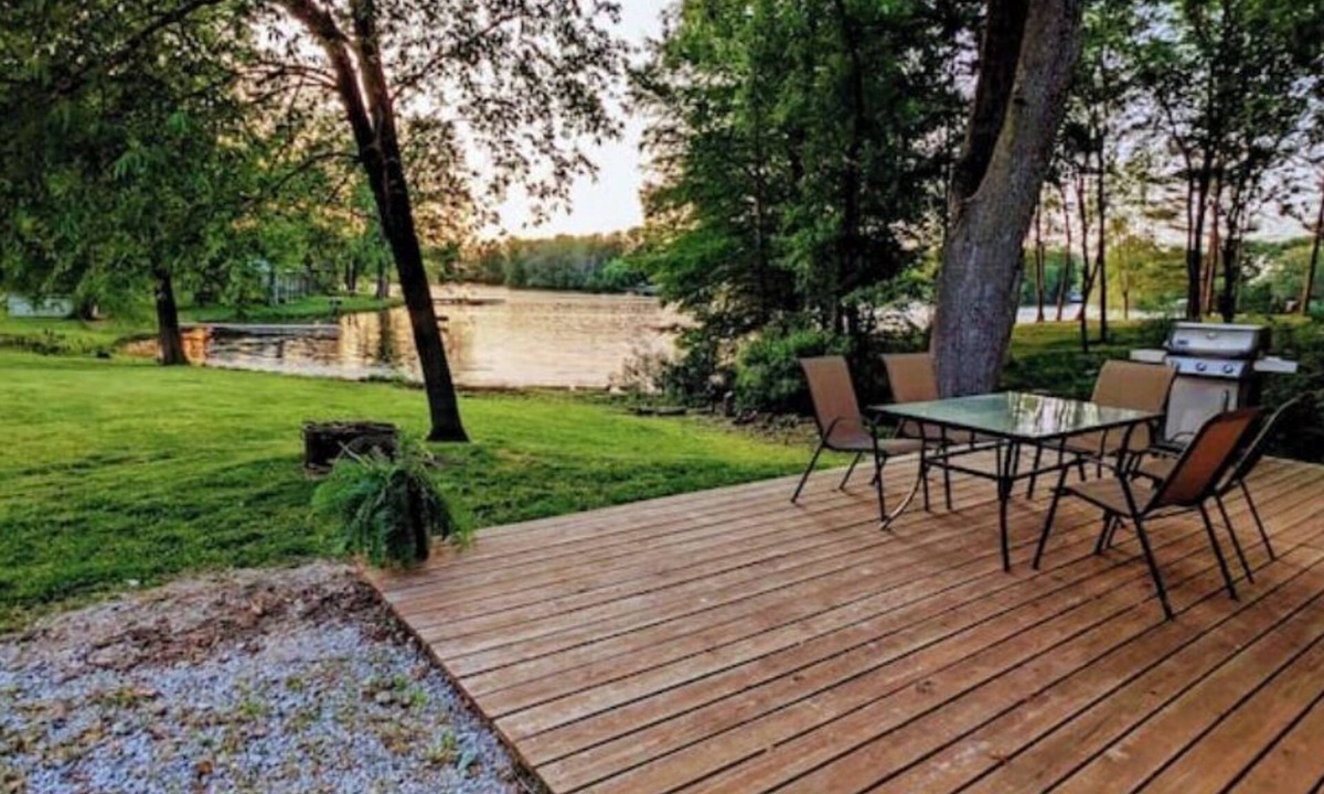 Dundas House | Cozy Lakeside Lodge w/Private Dock and Kids' Kayaks