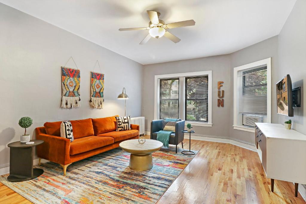 Lake View East Apartment | Cozy Modern 1BR Apt, 10-min Walk to Wrigley Field - Stratford 1E 3E rep