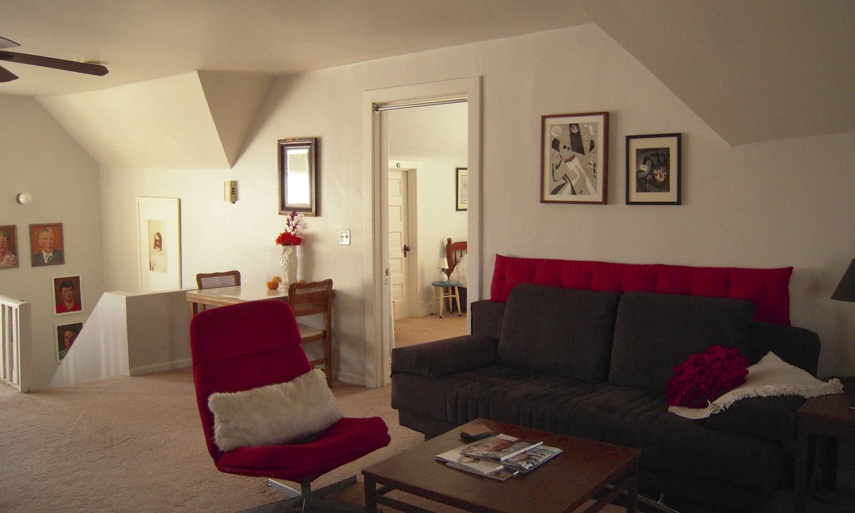 Rogers Park Apartment | Cozy Northside Apt near Transp, Loyola&NW, Beach, nSep Entrance&Free Street Park