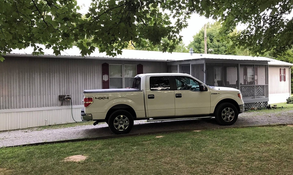 Wolf Creek Cabin | Cozy Retreat Lake of Egypt nScreened-in deck and boat dock.nRENT 3 NIGHTS GET 1n
