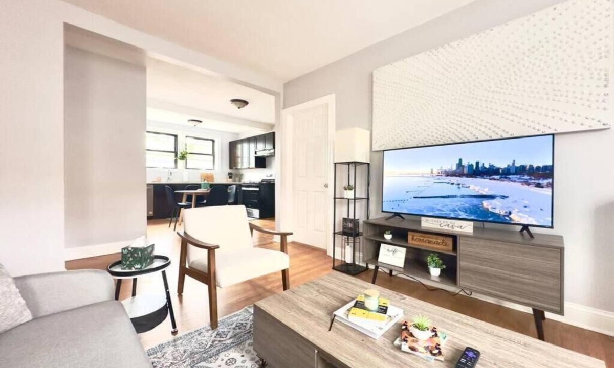 West Ridge Apartment | Cozy Retreat, Prime Location Near Loyola & Beach!