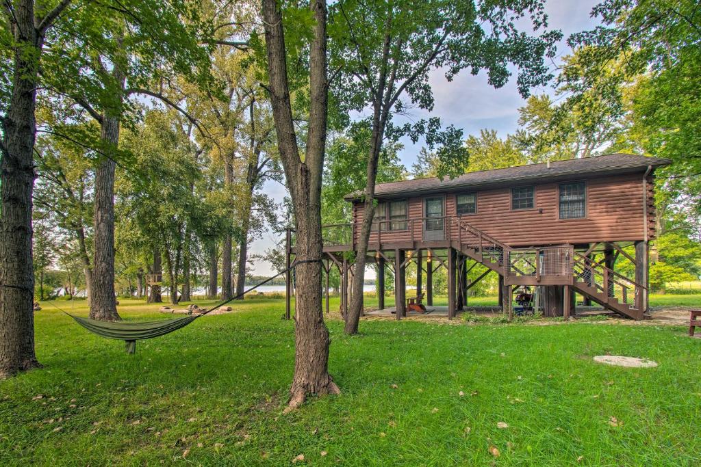Camp Grove House | Cozy Riverfront Getaway Fishing On-Site!