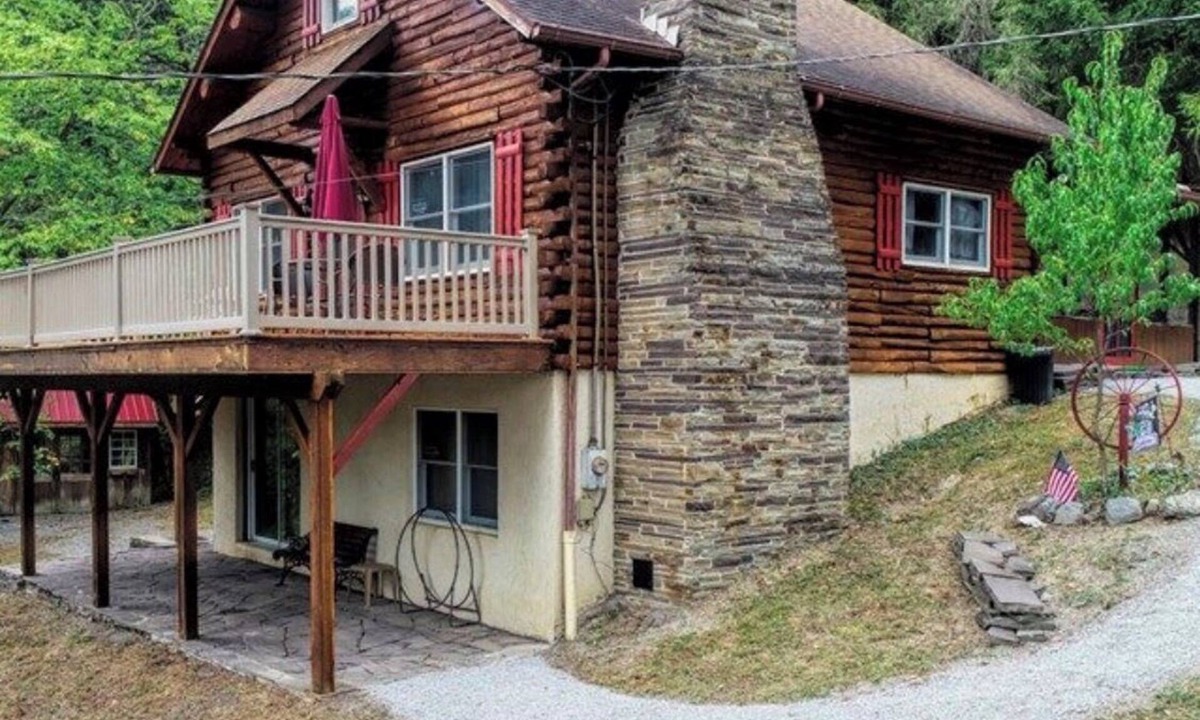 Hesston Cabin | Cozy Rustic Log Cabin minutes to Raystown Lake, 7 Points boat launch.