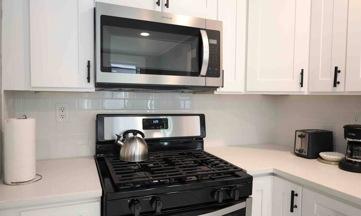 West New Haven House | Cozy Spacious Apt/Luxury/Yale/Parking/Free Wine