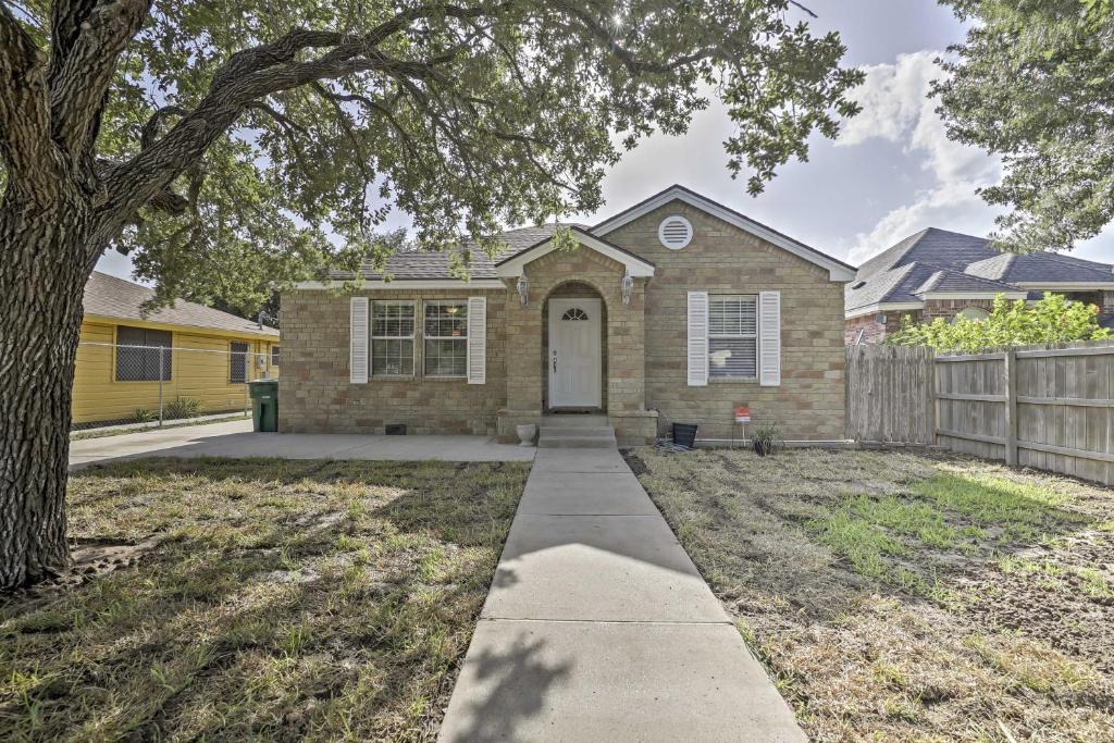 Weslaco House | Cozy Weslaco Home with Backyard in Quiet Neighborhood