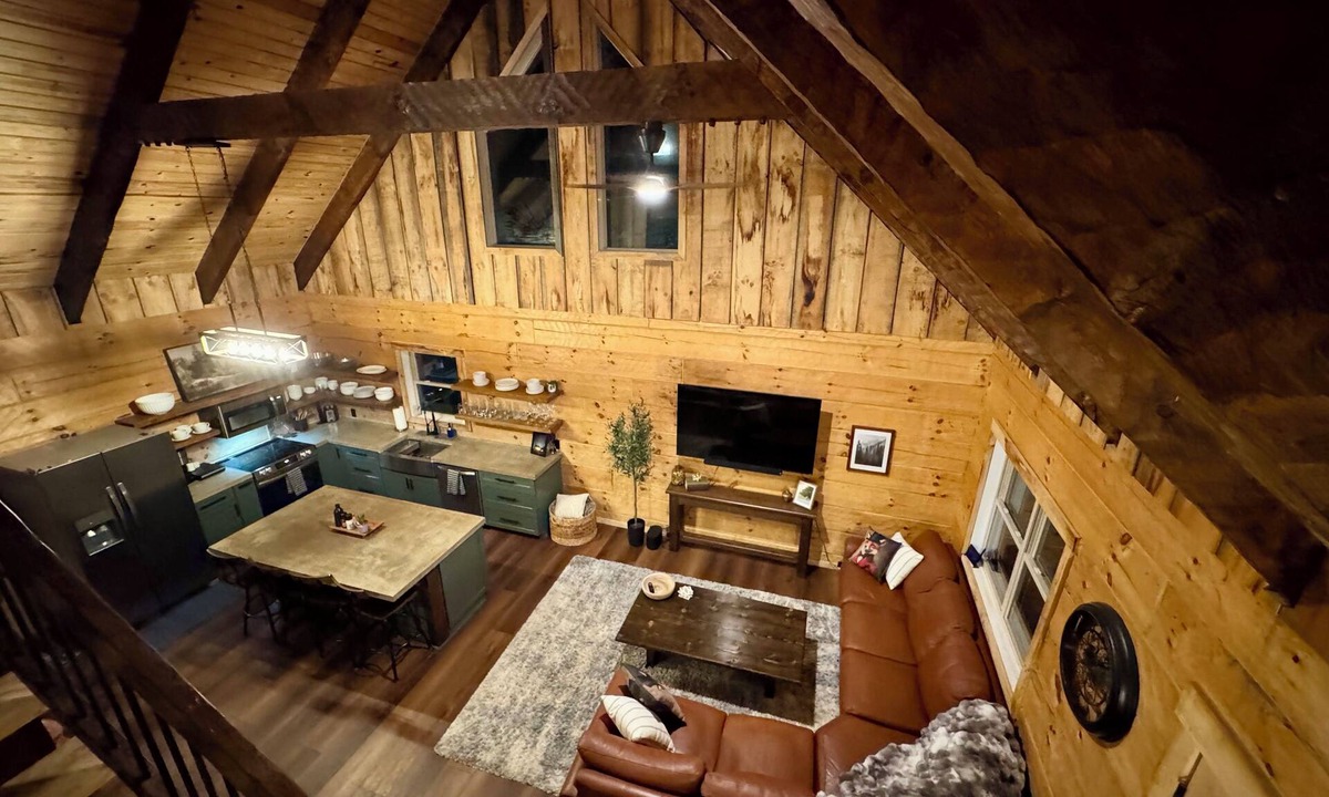 Front Royal Cabin | Custom Log Cabin Hot Tub Friendly Close to River,Wineries,Breweries