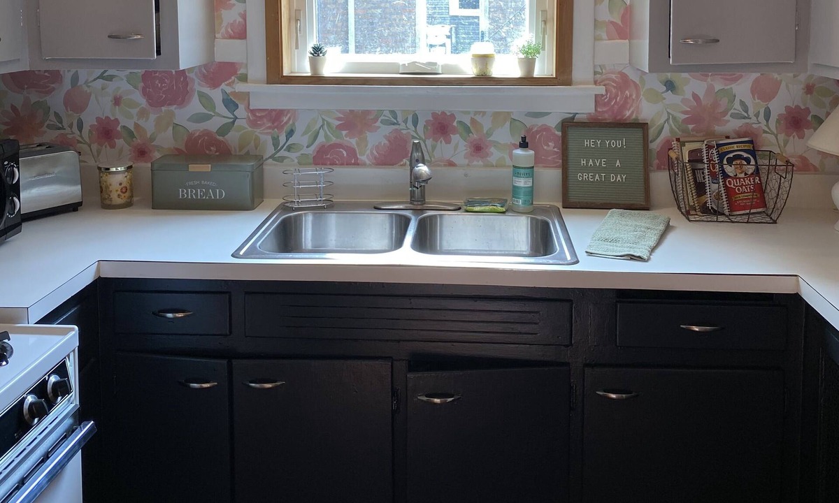 Irving Park Apartment | Cute crash pad w/free parking!