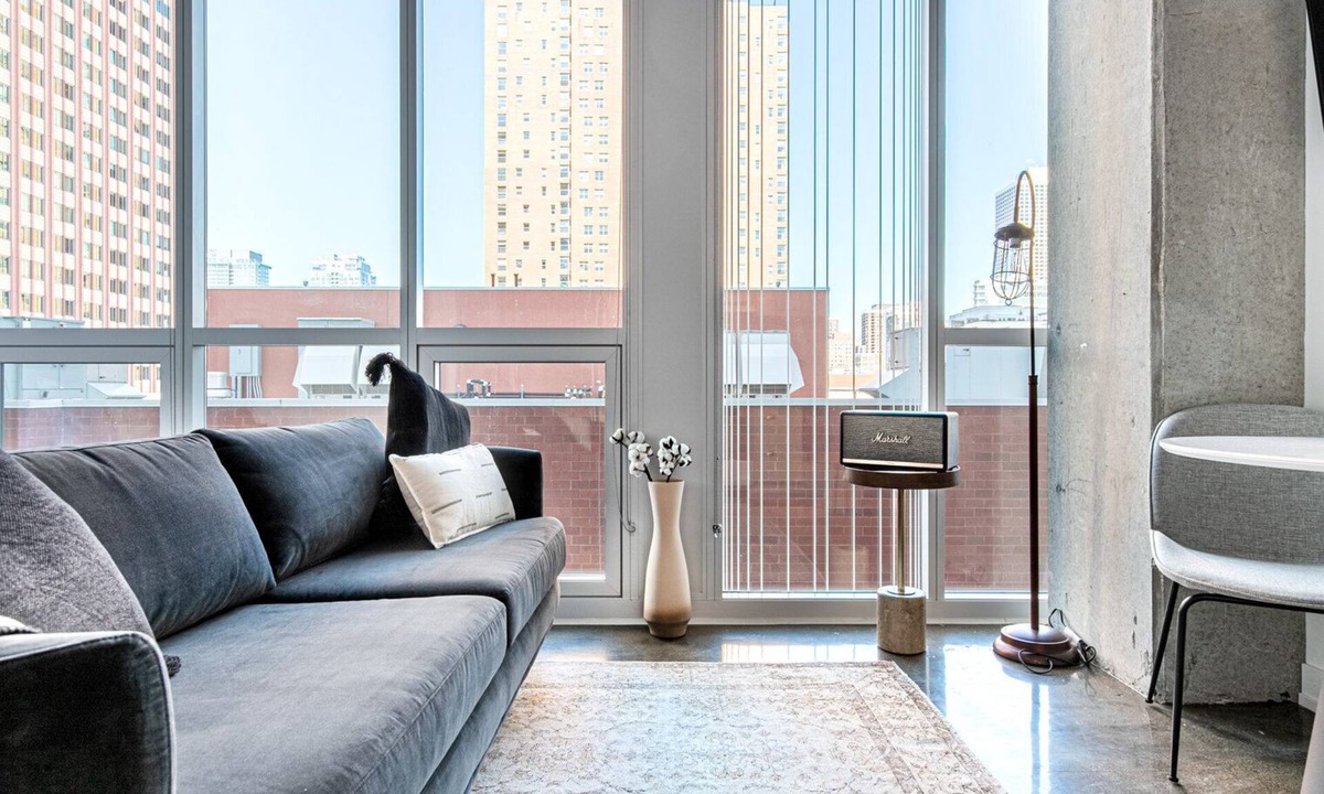 Near North Side Apartment | Dapper River North Studio w/Gym, Pool, near L stop, by Blueground