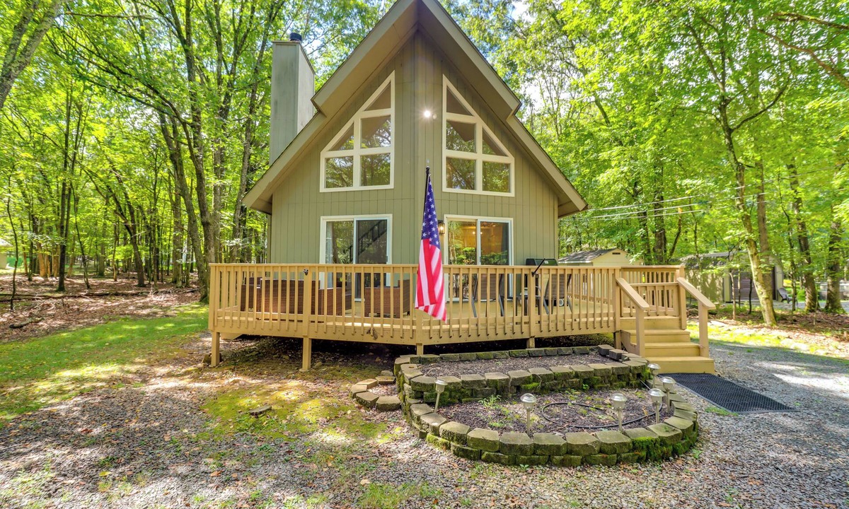 Albrightsville Cottage | Deck, Fire Pit & Pool Access: Pennsylvania Home!