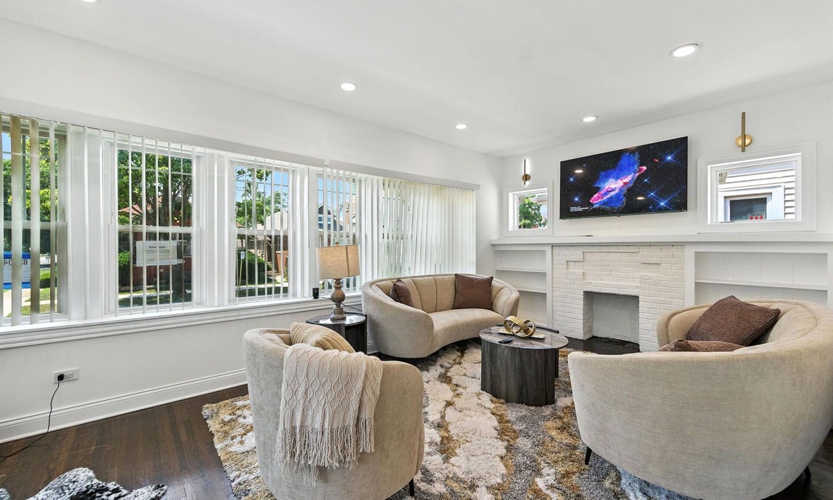 Avalon Park House | Delightful 5-bedroom house with AC in vibrant Chicago