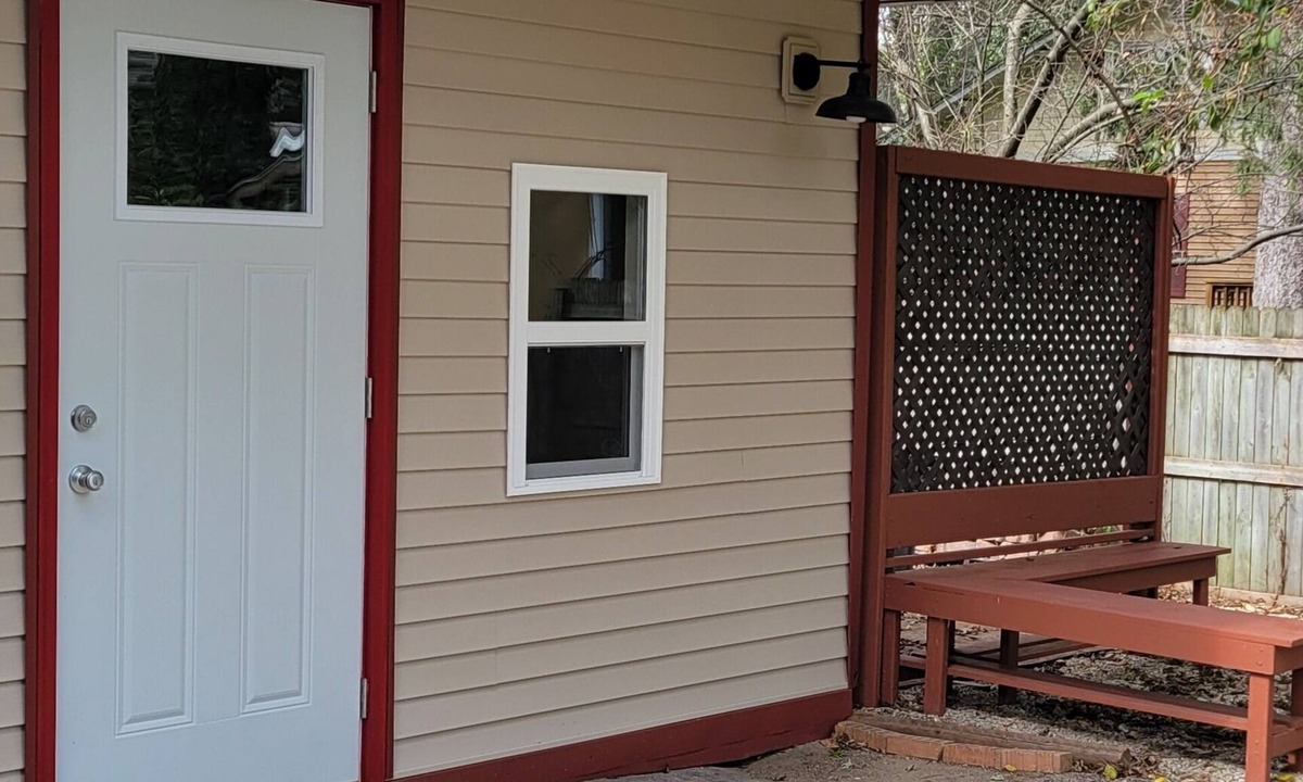 St. Charles Cottage | Delightful private room along the river in charming St. Charles