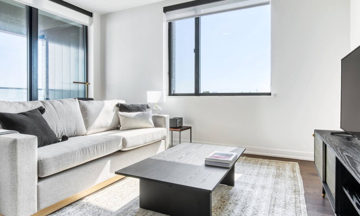 North Center Apartment | Deluxe Ravenswood 1BR w/ Rooftop, BBQ, next to Brown line, by Blueground