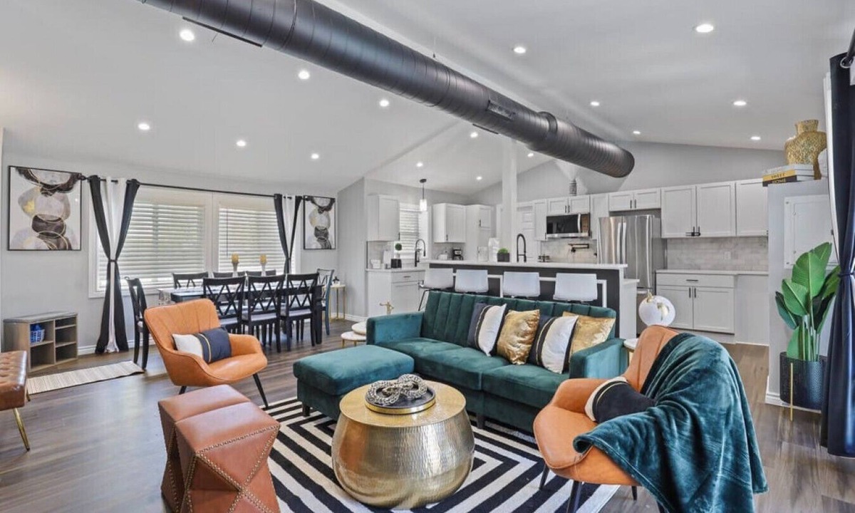 Oakbrook Terrace House | Desirable chic home in a Prime Location!