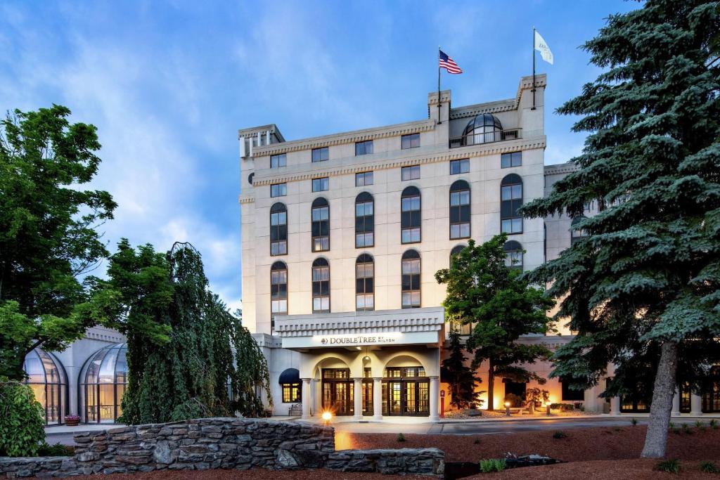 Nashua Hotel | DoubleTree by Hilton Nashua