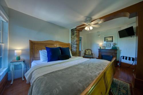 Eureka Springs Historic District House | Downtown Secret Garden Piedmont