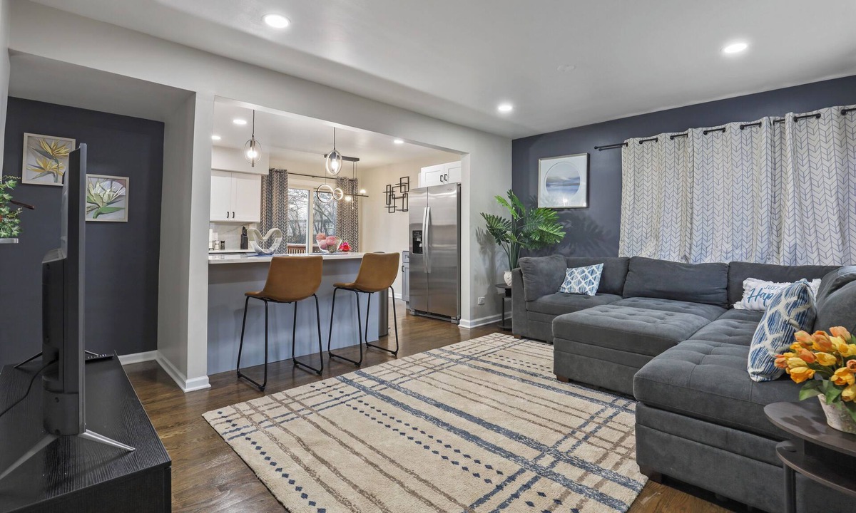 Downers Grove House | Dream- 4 King Beds, Fully Fenced