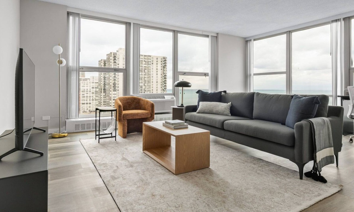Edgewater Beach Apartment | Dreamy Edgewater 3BR w/ Gym, Deck & Lounge, 5 blocks to L, by Blueground