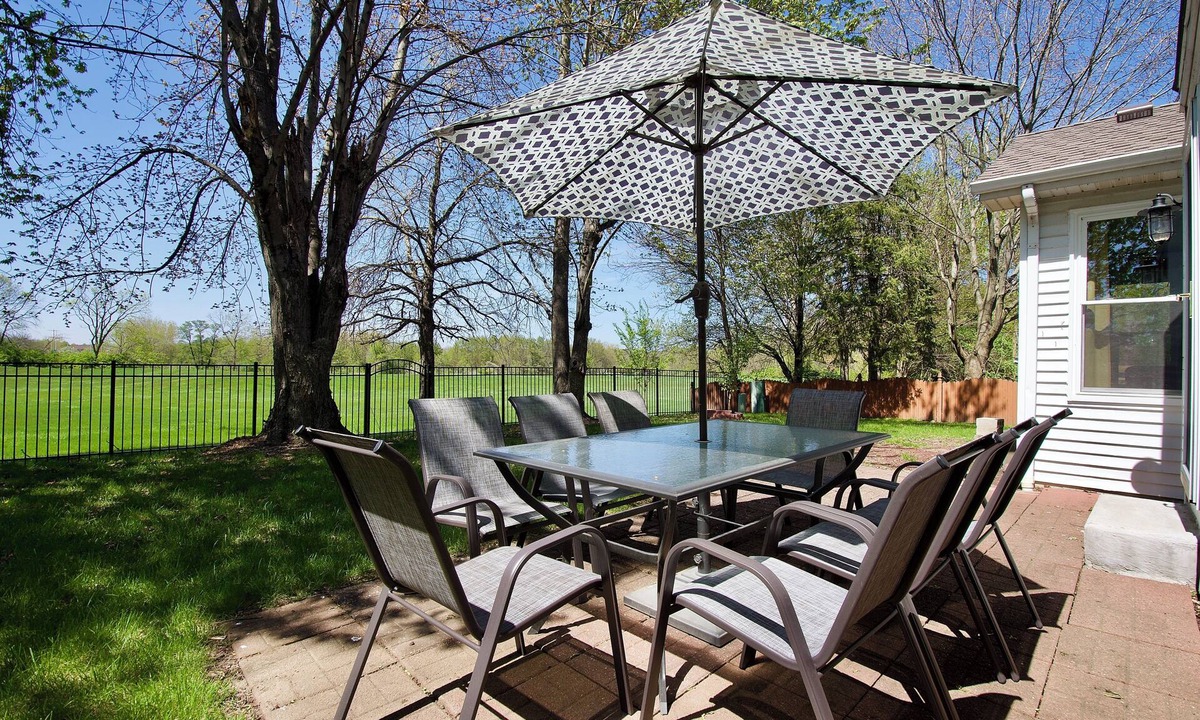 Bolingbrook House | Dupage River Retreat w/Chef's Kitchen & Fire Pit!