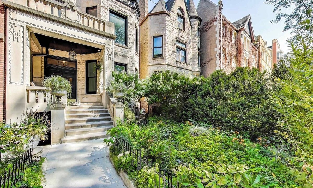 Park West Apartment | East Lincoln Park Gem: Spacious 4BR apartment with modern amenities.