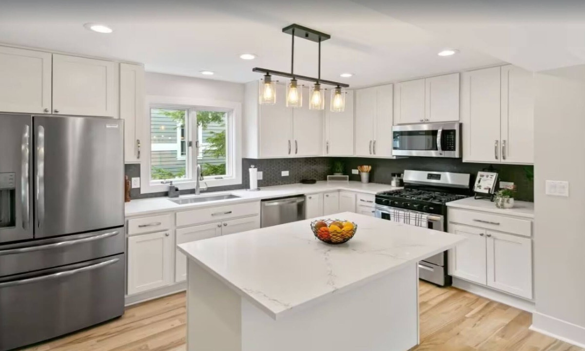 Libertyville House | Elegant 4-bedroom home with free parking