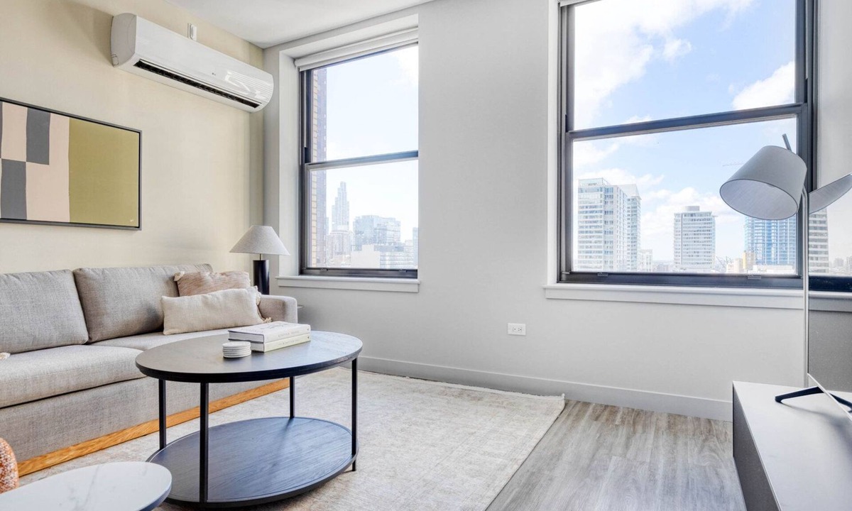 The Loop Apartment | Elegant Loop 1BR w/Lounge, Gym & Roof Deck, steps to L, by Blueground